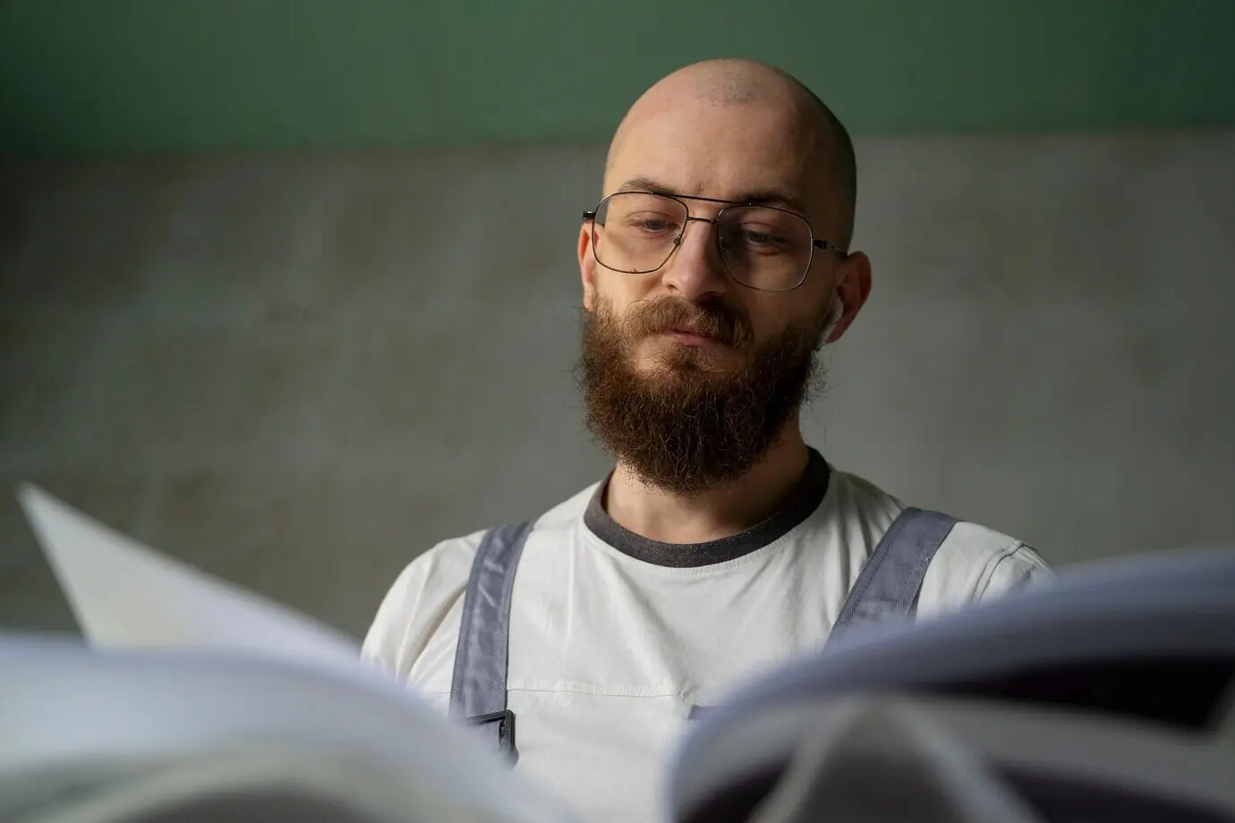 A tiler working on the renovation of an apartment